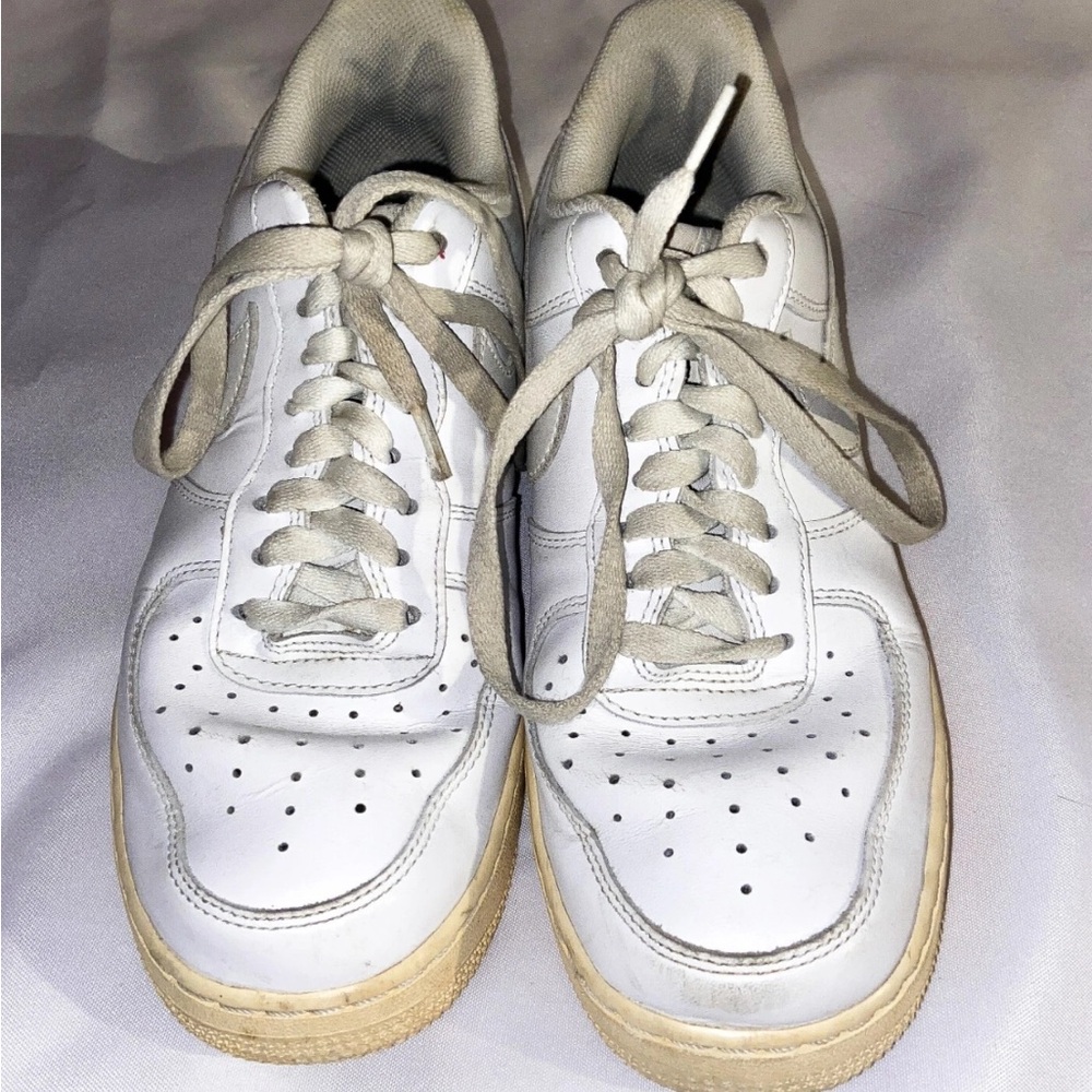 White Sneakers - Nike Air Force 1